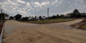 Calçamento comunitário beneficia oito ruas