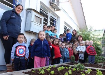 Alunos e professoras cultivam alimentos orgânicos