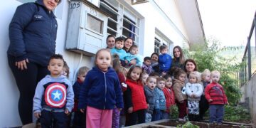 Alunos e professoras cultivam alimentos orgânicos