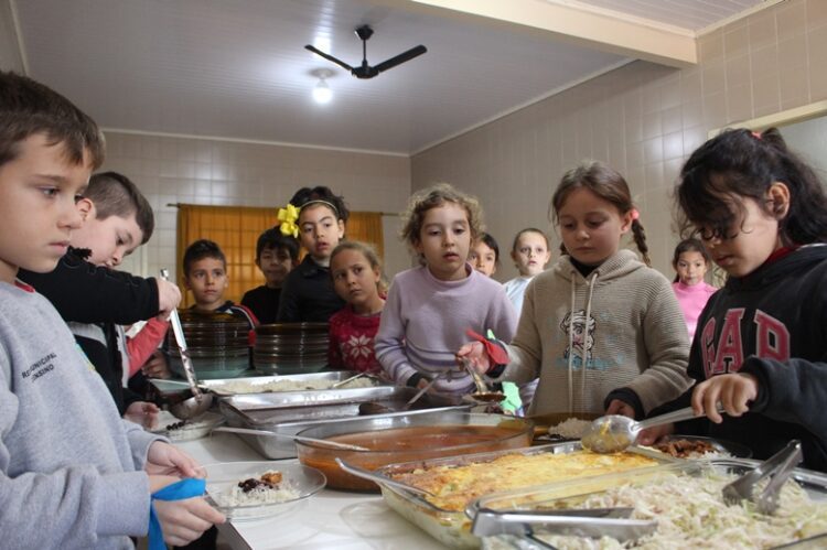 Escola usa buffet nas refeições escolares