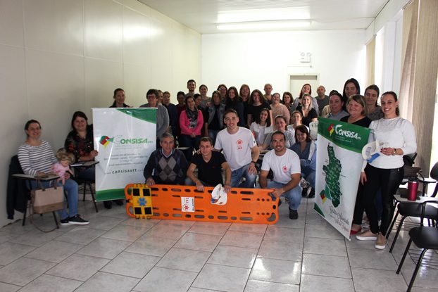 Educadoras e funcionárias passam por treinamento de primeiros socorros