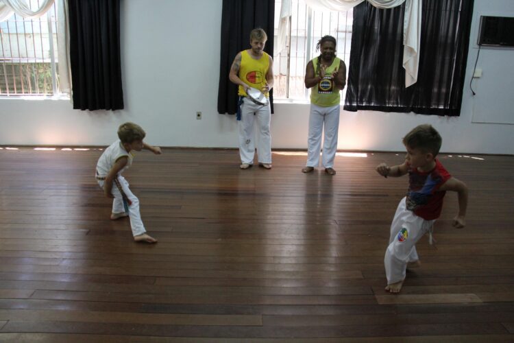Capoeira é opção de atividade para as férias