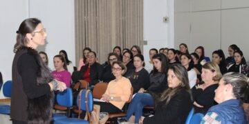 Rede municipal de educação participa de palestra por reformulação do ensino