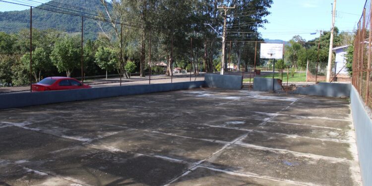 Quadras esportivas cobertas serão edificadas em bairros