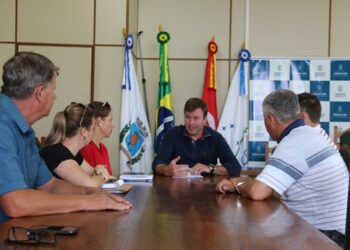 Município e Cooprova assinam contrato para alimentação escolar