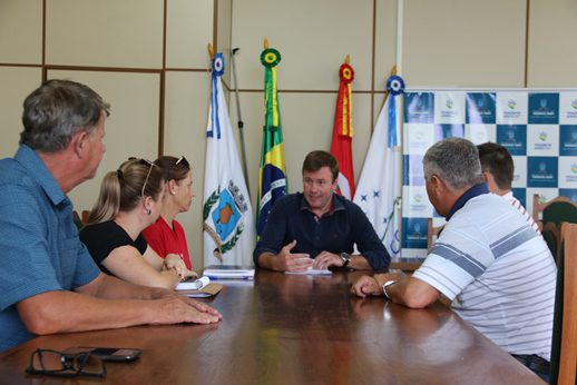 Município e Cooprova assinam contrato para alimentação escolar