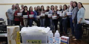 Administração entrega kits de primeiros socorros para Escolas Municipais