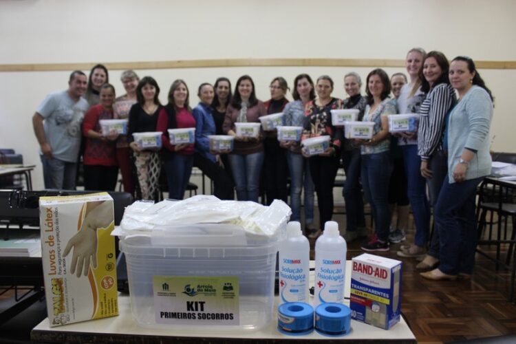 Administração entrega kits de primeiros socorros para Escolas Municipais