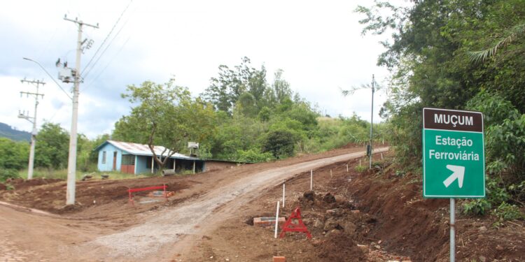 Acesso a Estação Ferroviária começa a ser pavimentado