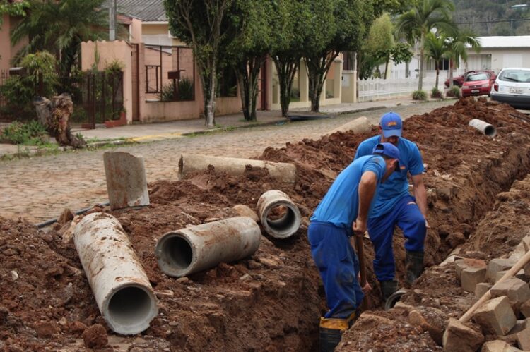 Prefeitura investe em redes de escoamento e abastecimento de água