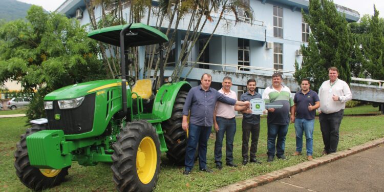 Pasta de Obras e Agricultura recebe trator agrícola