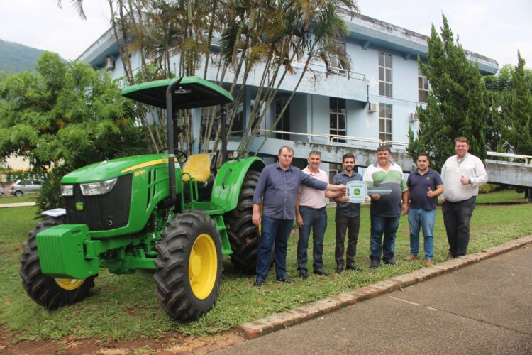 Pasta de Obras e Agricultura recebe trator agrícola
