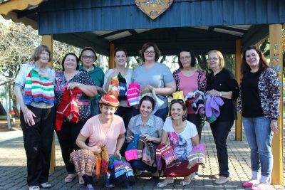 Grupo Laçadas do Bem se reúne sempre na última quinta-feira do mês para produzir peças de lã para doação (Foto: Maica Viviane Gebing)