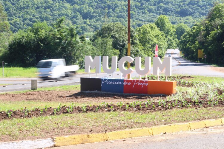 O novo letreiro de acesso a Muçum