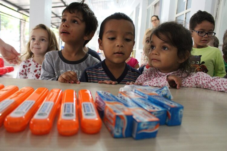Administração Municipal fez entrega de kits odontológicos em escolas
