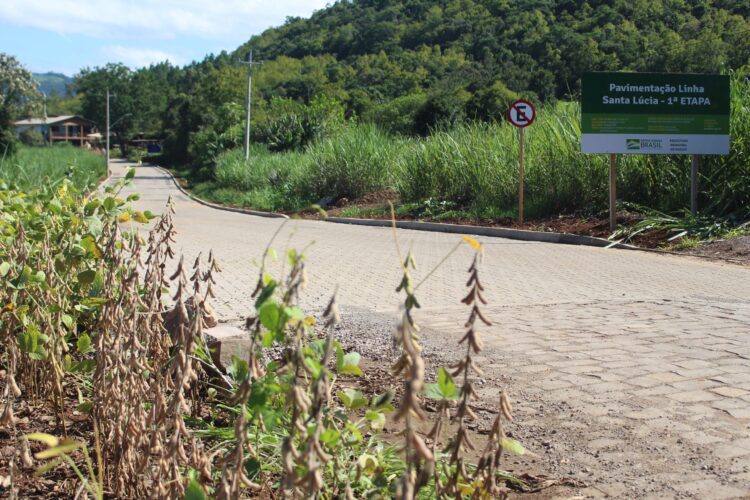 Pavimentação na Linha Santa Lúcia: primeira etapa está concluída