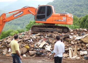 Lixo gerado pela enchente começa a ser levado para aterro sanitário