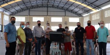 Pescadores artesanais participam de treinamento e recebem caixas térmicas