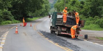 EGR efetua operação tapa-buracos no trevo de Muçum