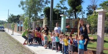Administração constroe calçada de passeio na ECEI Raio de Sol