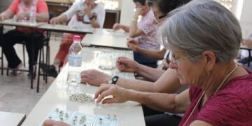 Idosos se divertem em tarde de Jogos Inteligentes