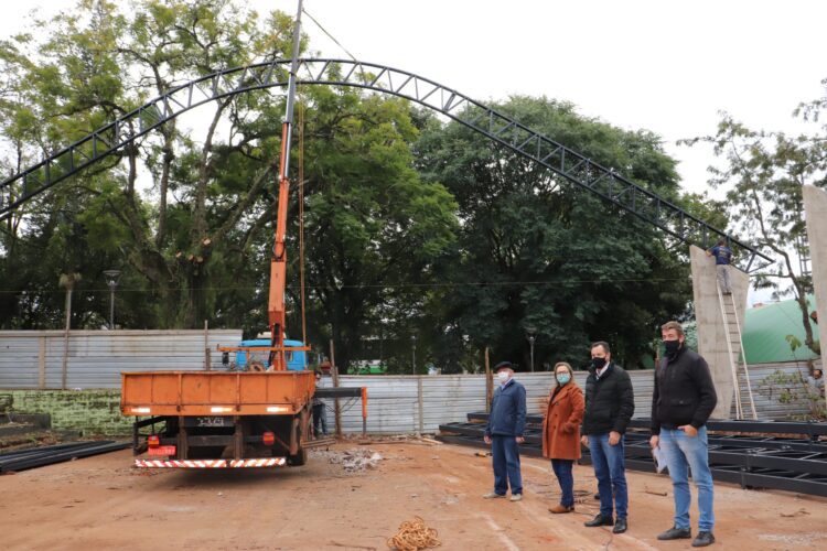 Telhado da quadra de esportes será instalado em aproximadamente 15 dias
