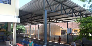 Município executa cobertura de quadra em escola do bairro Novo Horizonte