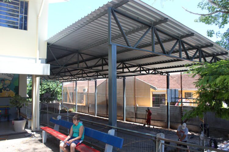 Município executa cobertura de quadra em escola do bairro Novo Horizonte