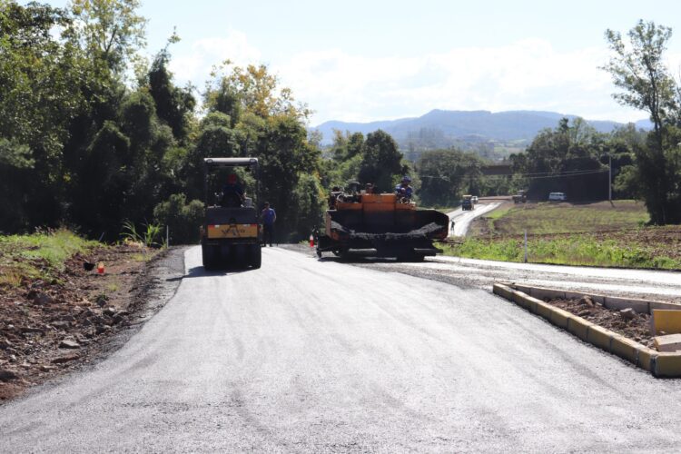 Pavimentação asfáltica na Juscelino Kubitschek será concluída nos próximos dias
