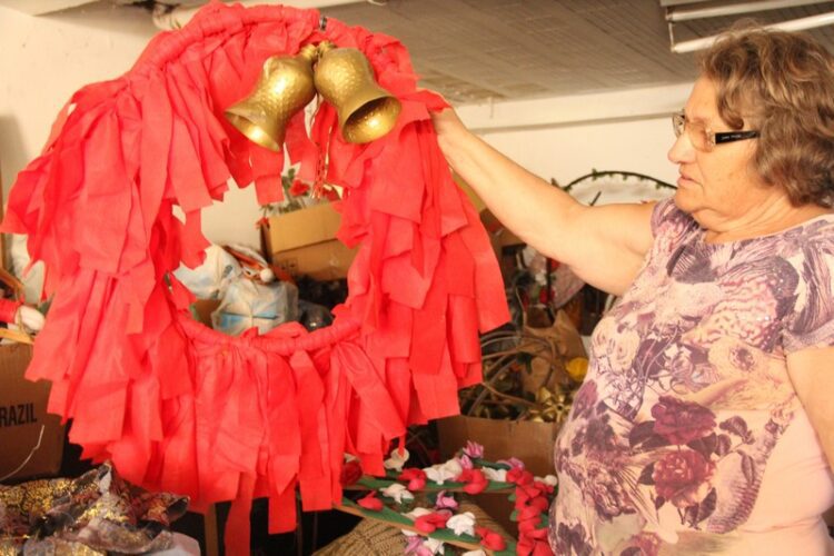 Ornamentações de natal são confeccionadas no Cras