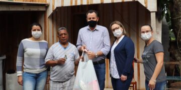 Cestas básicas são entregues por meio do projeto “Cuidado e cidadania ao idoso prioritário