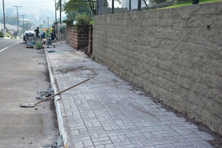 Iniciada a execução do projeto de calçadas de passeio na Avenida Henrique Uebel