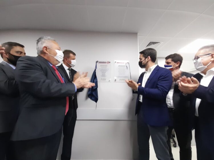 Governador Eduardo Leite e autoridades participam de solenidade no HBB