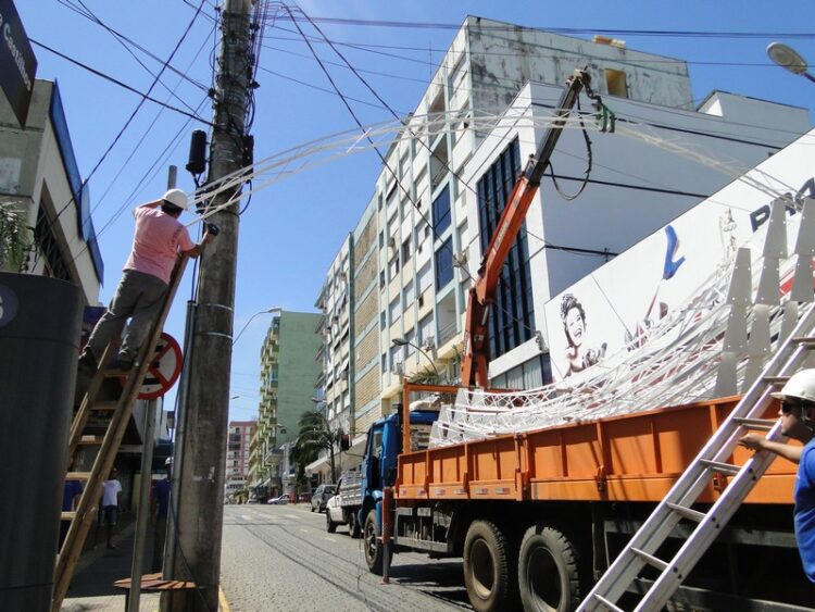 Prefeitura convida entidades para decorarem árvores de Natal