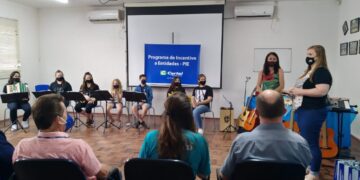 Escola recebe instrumentos musicais