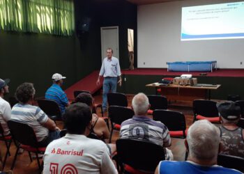 Pescadores artesanais de Bom Retiro do Sul recebem caixas isotérmicas