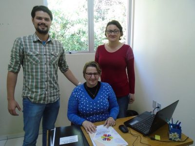 João Pedro, Jaqueline (c) e Deise fazem parte da equipe administrativa e social do CRAS (Foto: Vitória Stürmer Bortoletti)