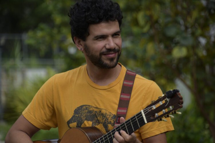 Músico venezuelano José Delgado se apresenta na Unisc