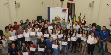 Com certificados em mãos