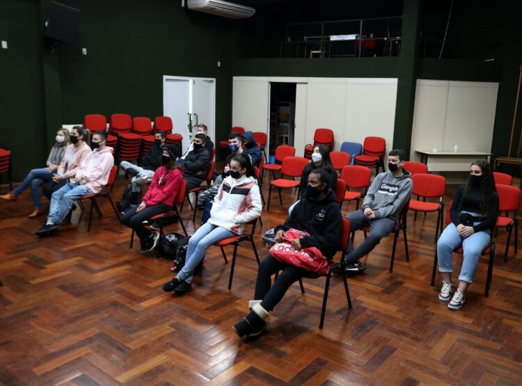 Jovens recebem capacitação para inserção no mercado de trabalho
