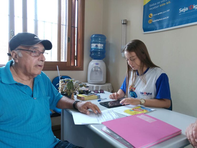 Famílias buscam CRAS para viabilizar o kit digital