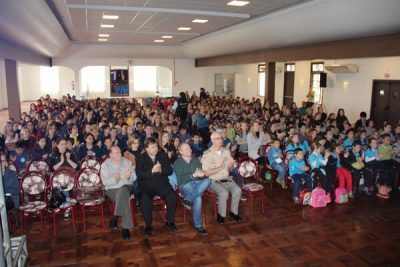 Autoridades, professores e estudantes participaram do lançamento (Foto: Jéssica Taís Scheeren)