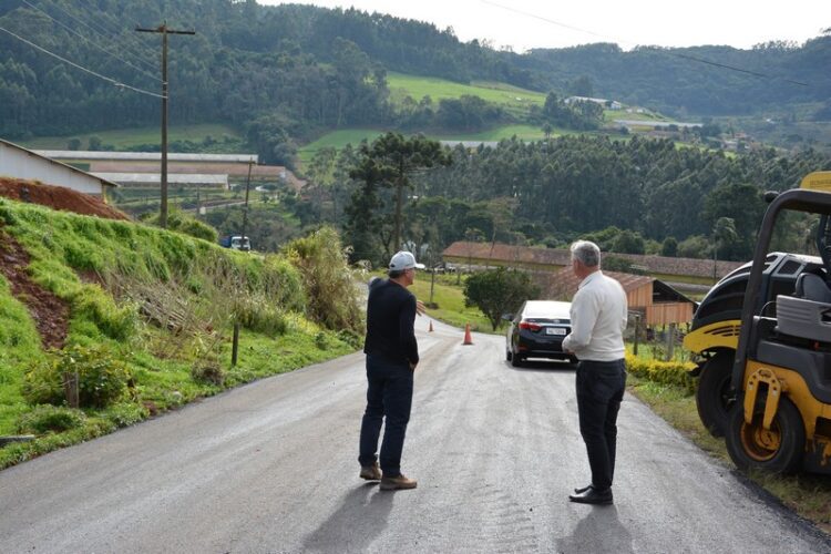 Recapeamento asfáltico beneficia comunidade de Linha Paissandu