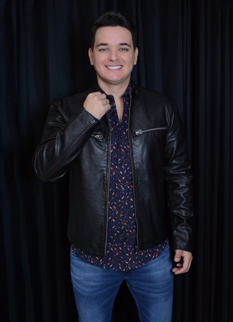 Vencedor do The Voice 2018, Léo Pain se apresenta na Estrela Multifeira nesta sexta-feira