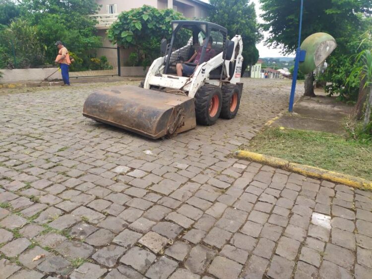 Vias públicas estrelenses recebem cuidados