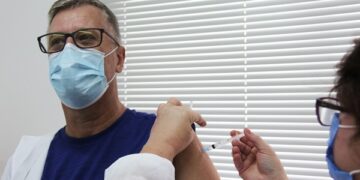 Equipes de unidades de saúde de Lajeado começam a ser vacinadas contra a Covid-19
