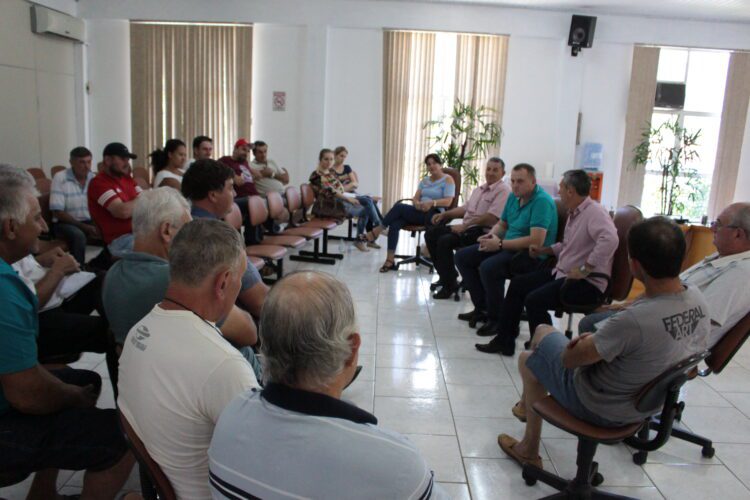 Agricultores interessados em aderir ao PAA estiveram reunidos na Câmara de Vereadores