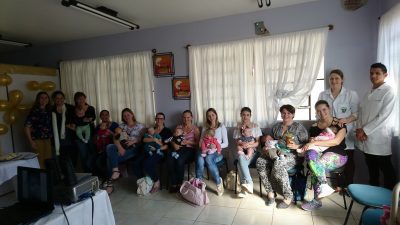 Mães e bebês aproveitaram o momento de integração proposto pelo encontro (Foto: Divulgação)