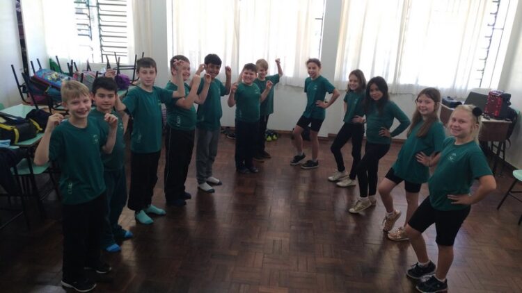 Mais Educação também oferece aulas de dança