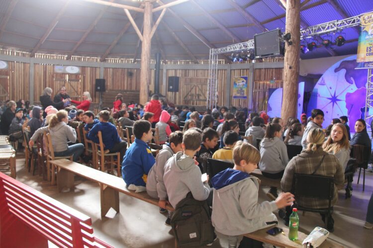 Crianças de escolas do município participam de atividades gauchescas em rodeio no Parque de Eventos